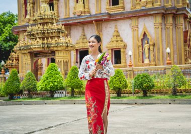 Büyük Budist tapınağındaki güzel Asyalı kız geleneksel kostüm giymiş..