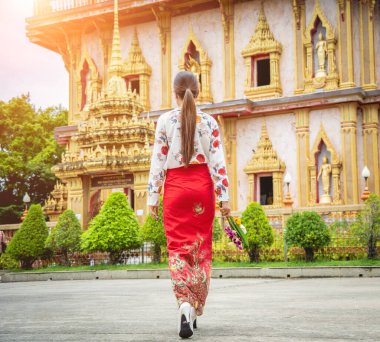 Büyük Budist tapınağındaki güzel Asyalı kız geleneksel kostüm giymiş..