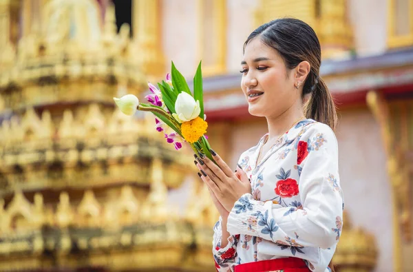 Menina Asiática Bonita Templo Budista Grande Vestida Com Traje Tradicional — Fotografia de Stock