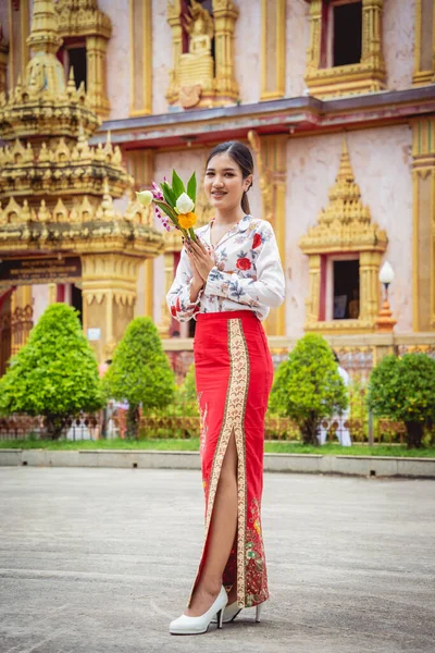 Menina Asiática Bonita Templo Budista Grande Vestida Com Traje Tradicional — Fotografia de Stock