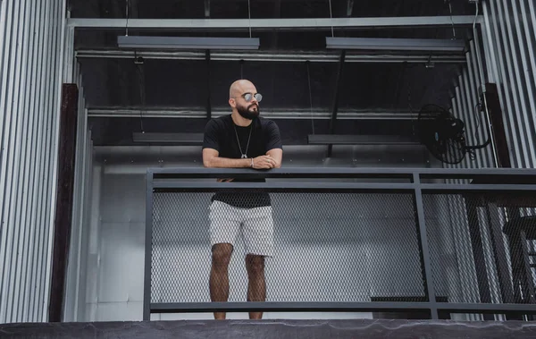 Jeune Homme Shirt Short Dans Les Escaliers Des Rues Ville — Photo