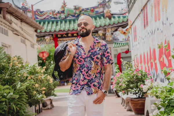 Jovem Com Uma Mochila Fundo Templo Asiático — Fotografia de Stock