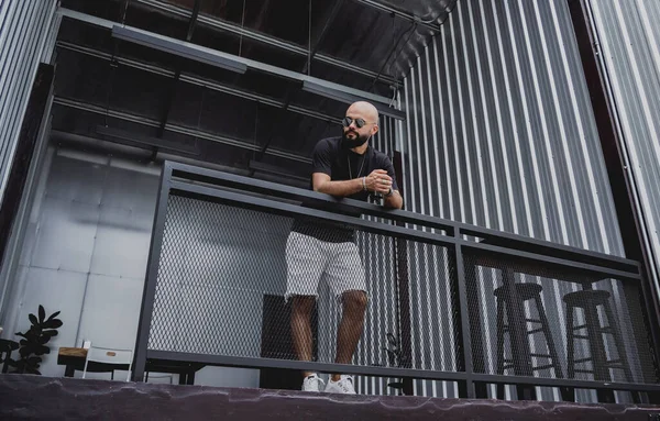 Jovem Shirt Calções Nas Escadas Das Ruas Cidade — Fotografia de Stock