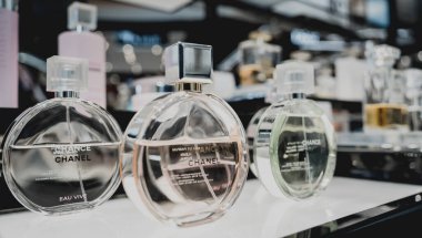 PHUKET, THAILAND - 29 Mayıs 2022: Süpermarket vitrinindeki bir çantada Chanel marka parfümler dizisi.