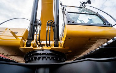 Sergi alanında bulunan hidrolicheavy görev ekipman aracının detayları.