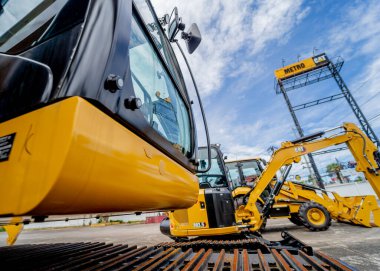 PHUKET, TAHAILAND - HAZİRAN 05, 2022: Caterpillar ağır iş ekipmanları sergi alanında.