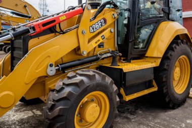PHUKET, TAHAILAND - HAZİRAN 05, 2022: Caterpillar ağır iş ekipmanları sergi alanında.