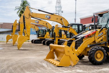 PHUKET, TAHAILAND - HAZİRAN 05, 2022: Caterpillar ağır iş ekipmanları sergi alanında.