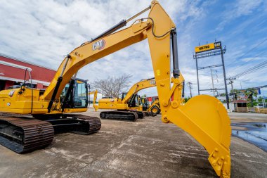 PHUKET, TAHAILAND - HAZİRAN 05, 2022: Caterpillar ağır iş ekipmanları sergi alanında.