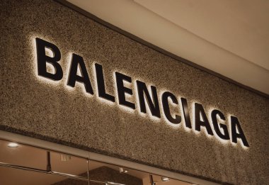 PHUKET, THAILAND - 29 Mayıs 2022: Balenciaga marka perakende satış mağazası logosu alışveriş merkezinin vitrininde.