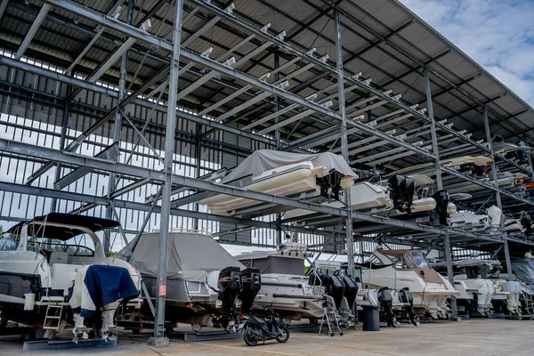 Snelheid Motorboten Worden Geniet Een Garage Systeem Jachthaven — Stockfoto