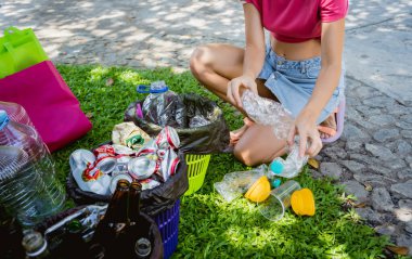 Genç güzel kız çöpleri özel kutulara ayırıyor..