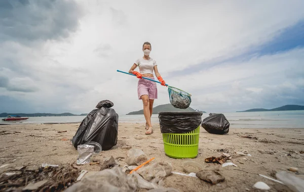 Female Ecologist Volunteer Cleans Beach Seashore Plastic Other Waste — ストック写真