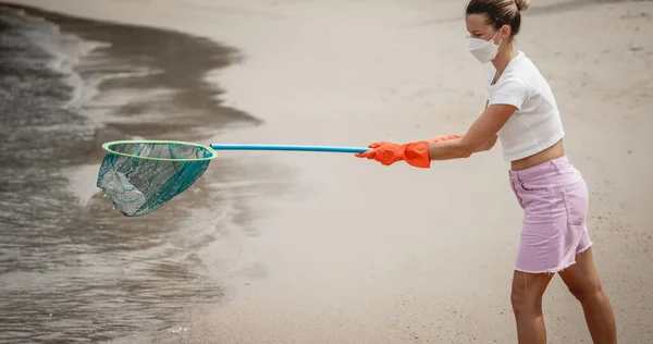 Female Ecologist Volunteer Cleans Beach Seashore Plastic Other Waste — Stockfoto