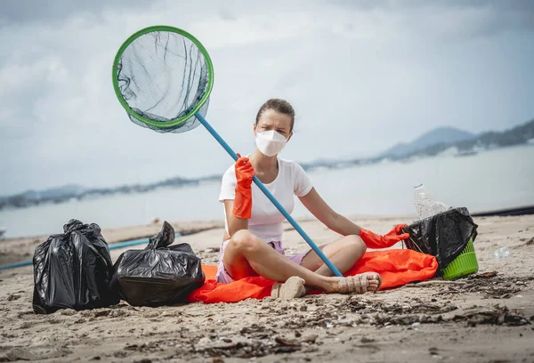 Волонтерка Еколог Відпочиває Після Прибирання Пляжу Березі Моря Пластику Інших — стокове фото