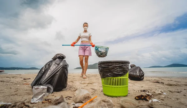 Female Ecologist Volunteer Cleans Beach Seashore Plastic Other Waste — ストック写真