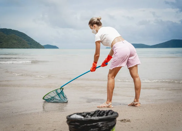 Kadın Bir Çevre Bilimci Plastikten Diğer Atıklardan Sahil Kenarını Temizliyor — Stok fotoğraf