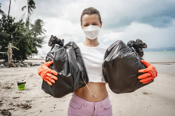 Female Ecologist Volunteer Cleans Beach Seashore Plastic Other Waste — Stockfoto