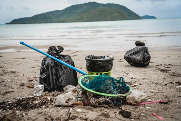 Μεγάλες Σακούλες Συλλεγμένο Πλαστικό Και Άλλα Απορρίμματα Στην Παραλία — Φωτογραφία Αρχείου