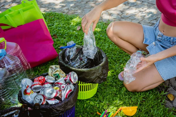 Genç Güzel Kız Çöpleri Özel Kutulara Ayırıyor — Stok fotoğraf
