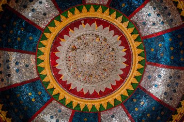 Asya tapınağındaki eski bir mozaiğin parçası..