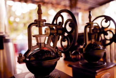 Kahve öğütücüsü ve kahve arka planda..