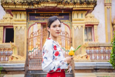 Büyük Budist tapınağındaki güzel Asyalı kız geleneksel kostüm giymiş..