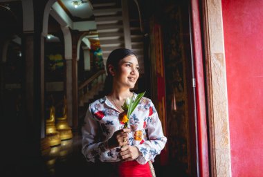 Büyük Budist tapınağındaki güzel Asyalı kız geleneksel kostüm giymiş..