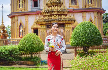 Büyük Budist tapınağındaki güzel Asyalı kız geleneksel kostüm giymiş..