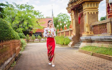 Büyük Budist tapınağındaki güzel Asyalı kız geleneksel kostüm giymiş..