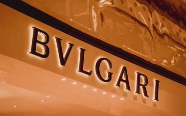 PHUKET, THAILAND - 29 Mayıs 2022: Bvlgari marka perakende satış mağazası logosu alışveriş merkezinin vitrininde.