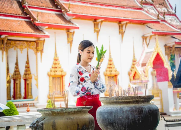 Hermosa Chica Asiática Gran Templo Budista Vestida Con Traje Tradicional — Foto de Stock