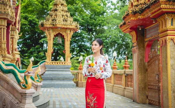 의상을 사원에 아름다운 아시아 — 스톡 사진