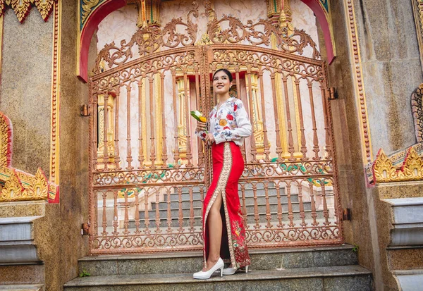 Красивая Азиатская Девушка Большом Буддийском Храме Одета Традиционный Костюм — стоковое фото