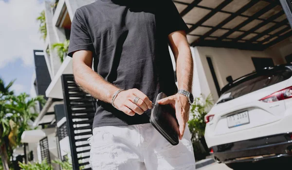 Genç Işadamı Cüzdanını Modern Evine Karşı Elinde Tutuyor Garajı Arabası — Stok fotoğraf