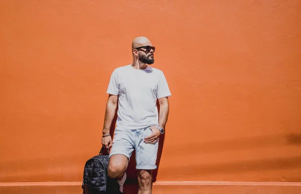 Modelo Masculino Com Barba Vestindo Camiseta Branca Fundo Uma Parede — Fotografia de Stock