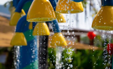 Renkli bir arkaplanda su damlaları ve damlalar.