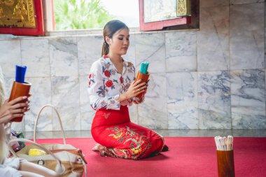 Büyük Budist tapınağındaki güzel Asyalı kız geleneksel kostüm giymiş..