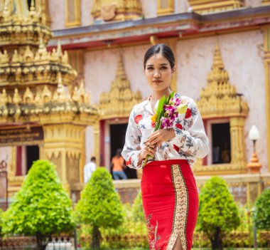 Büyük Budist tapınağındaki güzel Asyalı kız geleneksel kostüm giymiş..