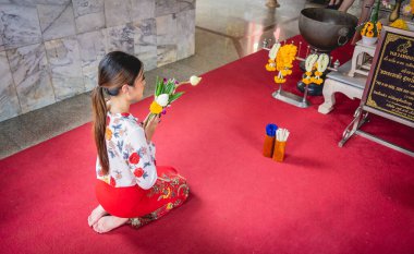 Büyük Budist tapınağındaki güzel Asyalı kız geleneksel kostüm giymiş..