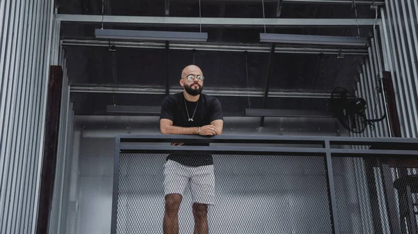 Joven Camiseta Pantalones Cortos Las Escaleras Las Calles Ciudad — Foto de Stock