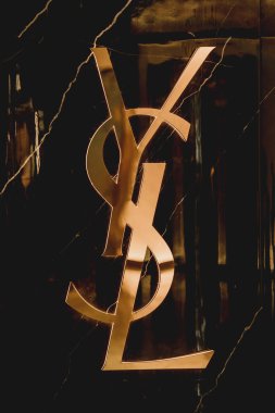 PHUKET, THAILAND - 29 Mayıs 2022: Yves Saint Laurent mağaza logosu alışveriş merkezinin vitrininde.