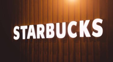 PHUKET, THAILAND - 29 MAYIS 2022: Starbucks Kahve Dükkanı logosu alışveriş merkezinin vitrininde.
