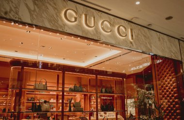 PHUKET, THAILAND - 29 Mayıs 2022: Alışveriş merkezinin vitrininde Gucci marka perakende satış mağazası logosu.