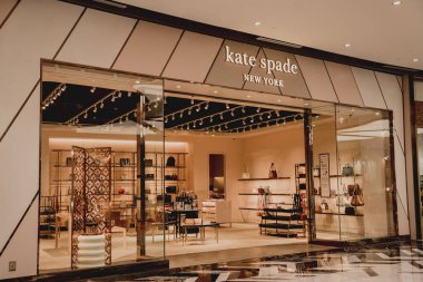 PHUKET, THAILAND - 29 Mayıs 2022: Kate Spade marka perakende satış mağazası logosu alışveriş merkezinin vitrininde.