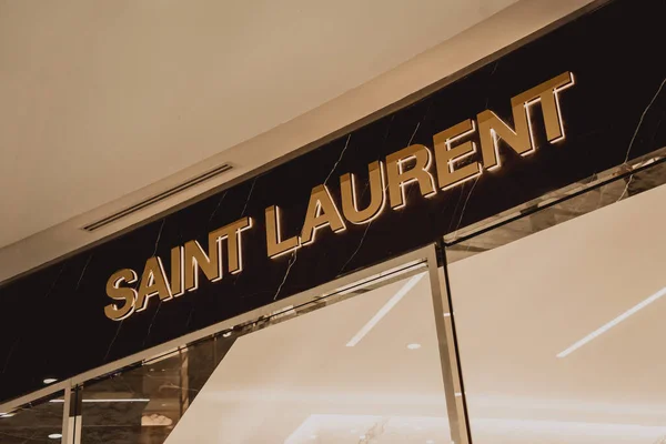 Phuket Thailand 2022年5月29日 Yves Saint Laurent品牌零售店标志牌在购物中心的店面上 — 图库照片