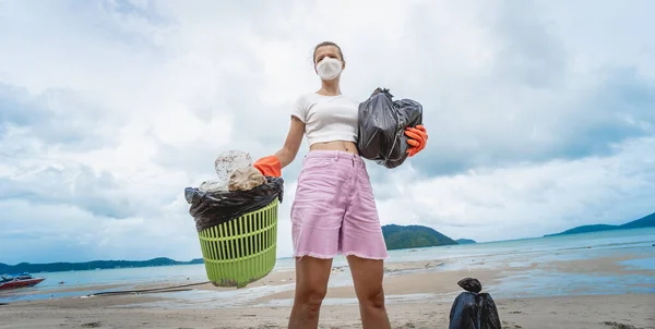 Een Vrouwelijke Ecoloog Maakt Het Strand Aan Kust Schoon Van — Stockfoto