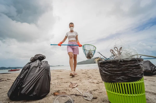 Female Ecologist Volunteer Cleans Beach Seashore Plastic Other Waste — Stockfoto