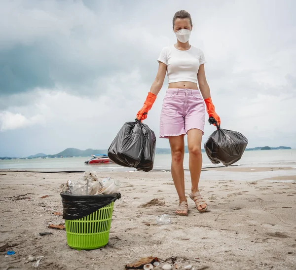 Женщина Эколог Волонтер Очищает Пляж Берегу Моря Пластиковых Других Отходов — стоковое фото