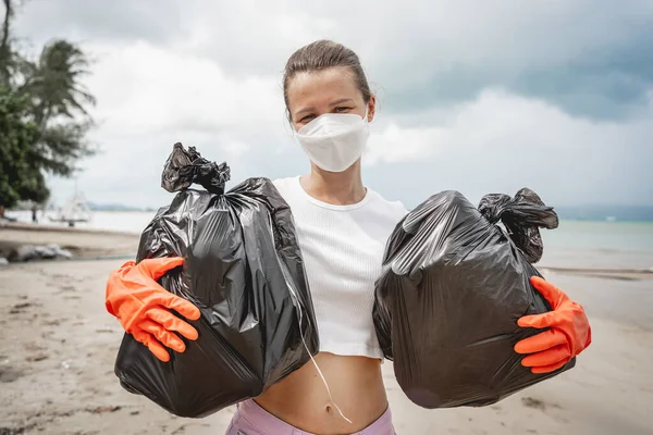 Жіночий Еколог Доброволець Очищає Пляж Узбережжі Від Пластику Інших Відходів — стокове фото